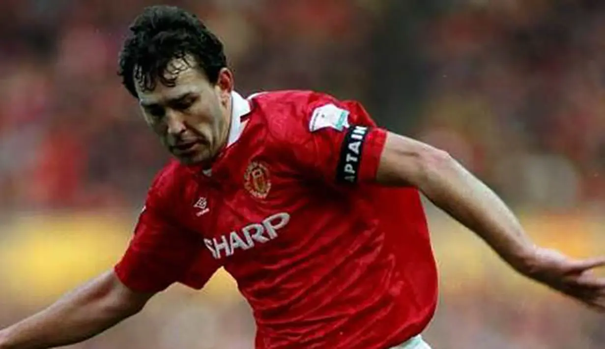 5. Bryan Robson, pesepak bola ini mendapat julukan Captain Marvel dari fans United. Akhir 80an dan awal 90an menjadi masa kejayaannya mengawal lini tengah Manchester United. (www.manutdevening.com)