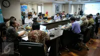 Suasana rapat koordinasi yang dipimpin Menteri Koordinator Bidang Maritim, Rizal Ramli, di Gedung BPPT, Jakarta, Kamis (21/1/2016). Rapat koordinasi tersebut membahas pangan dan kemiskinan. (Liputan6.com/Faizal Fanani)