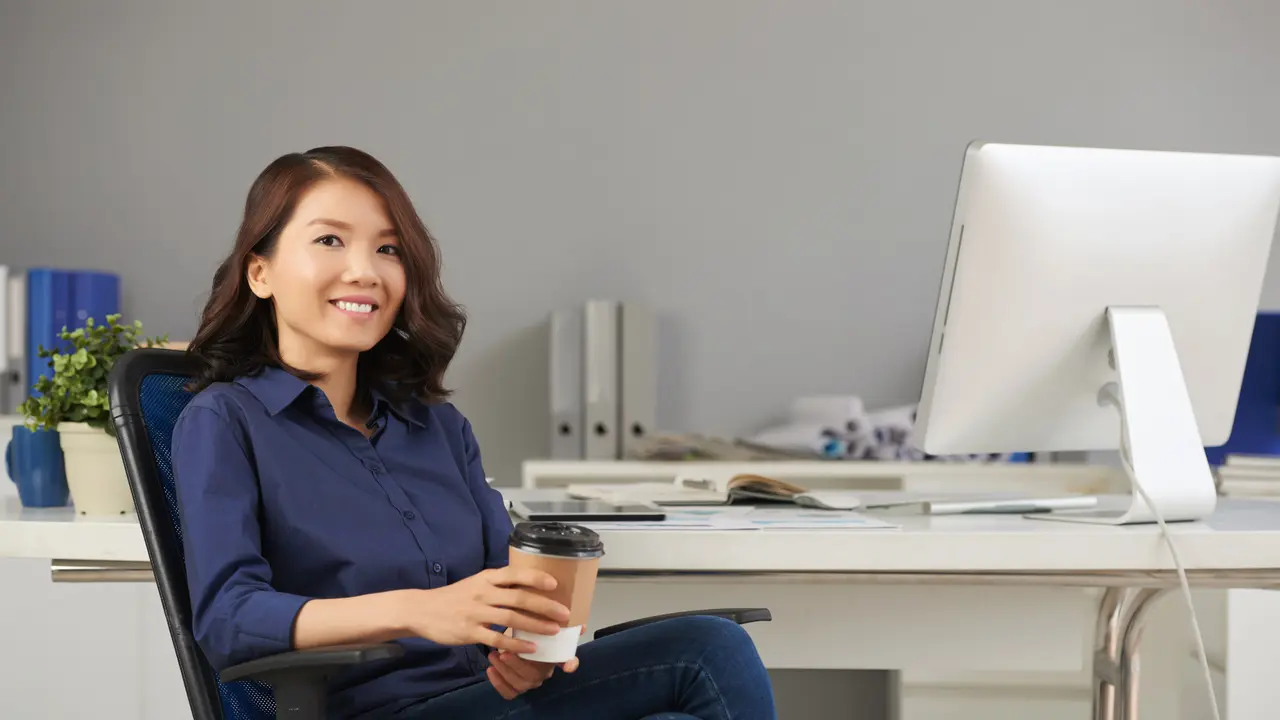 Seorang perempuan sedang duduk di kursi kantor (Foto Dok: Freepik/pressfoto)