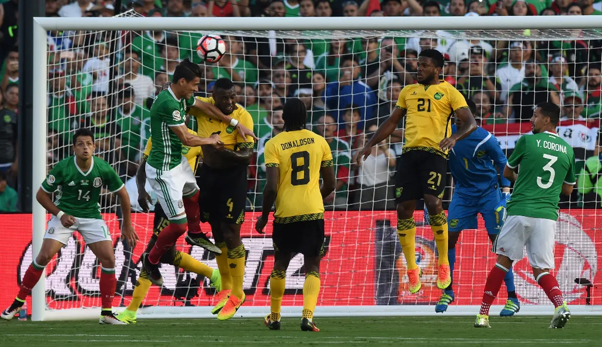 Duel antara pemain Meksiko dan Jamaika di depan gawang Jamaika dalam laga Grup C Copa America 2016 di Stadion Rose Bowl, Pasadena, AS, Jumat (10/6/2016) WIB. (AFP/Mark Ralston)
