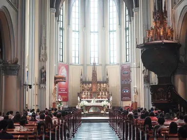 Umat Katolik menjalankan ibadah misa di Gereja Katedral Jakarta, Minggu (12/7/2020). Gereja Katedral Jakarta kembali menggelar misa bagi umat Katolik dengan menerapkan protokol kesehatan untuk mencegah penularan Covid-19. (Liputan6.com/Immanuel Antonius)