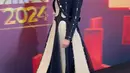 Luna Maya hadir sebagai juri mengenakan kebaya janggan modifikasi warna hitam dipadukan dress panjang mengembang warna beige dan hitam. Busana dari Wilsen William dipadukan aksesori anting model raindrop silver. [@zheyamada_]