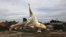 Patung raksasa aktris Marilyn Monroe terlihat di lokasi pembuangan sampah di Guigang, Tiongkok, Rabu (18/6/14). (REUTERS/China Daily