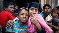 Seorang perempuan warga Rohingya dan anaknya menangis setelah tertangkap pasukan perbatasan Bangladesh (BGB). Pasalnya, mereka memasuki negara itu secara ilegal di Cox's Bazar pada 21 November 2016
