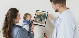 peran orangtua menjadi sangat penting, yaitu membantu anak mengenali dan memberi nama pada emosi yang mereka rasakan. Salah satu cara yang efektif dan mudah dilakukan di rumah adalah dengan menggunakan media gambar, seperti feelings chart atau ilustrasi ekspresi wajah. (foto/dok: freepik)