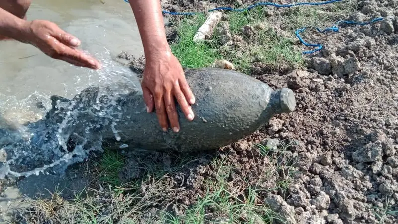 Pemancing Blora temukan benda mirip rudal kuno di pinggiran Sungai Bengawan Solo. (Foto: Liputan6.com/Istimewa)