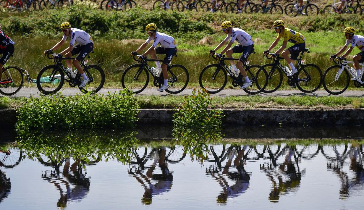 Refleksi pebalap Tour de France pada etape kelima dengan jarak 160,5 km antara Vittel dan La Planche des Belles Filles, (5/7/2017). (AFP/Philippe Lopez)