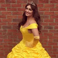 Siapa yang menyangka kalau dengan menjadi putri, ibu empat orang anak ini berhasil mengumpulkan uang sebanyak Rp1,8 juta per jam-nya. (Foto: Rachelle Douglas / SWNS.com)