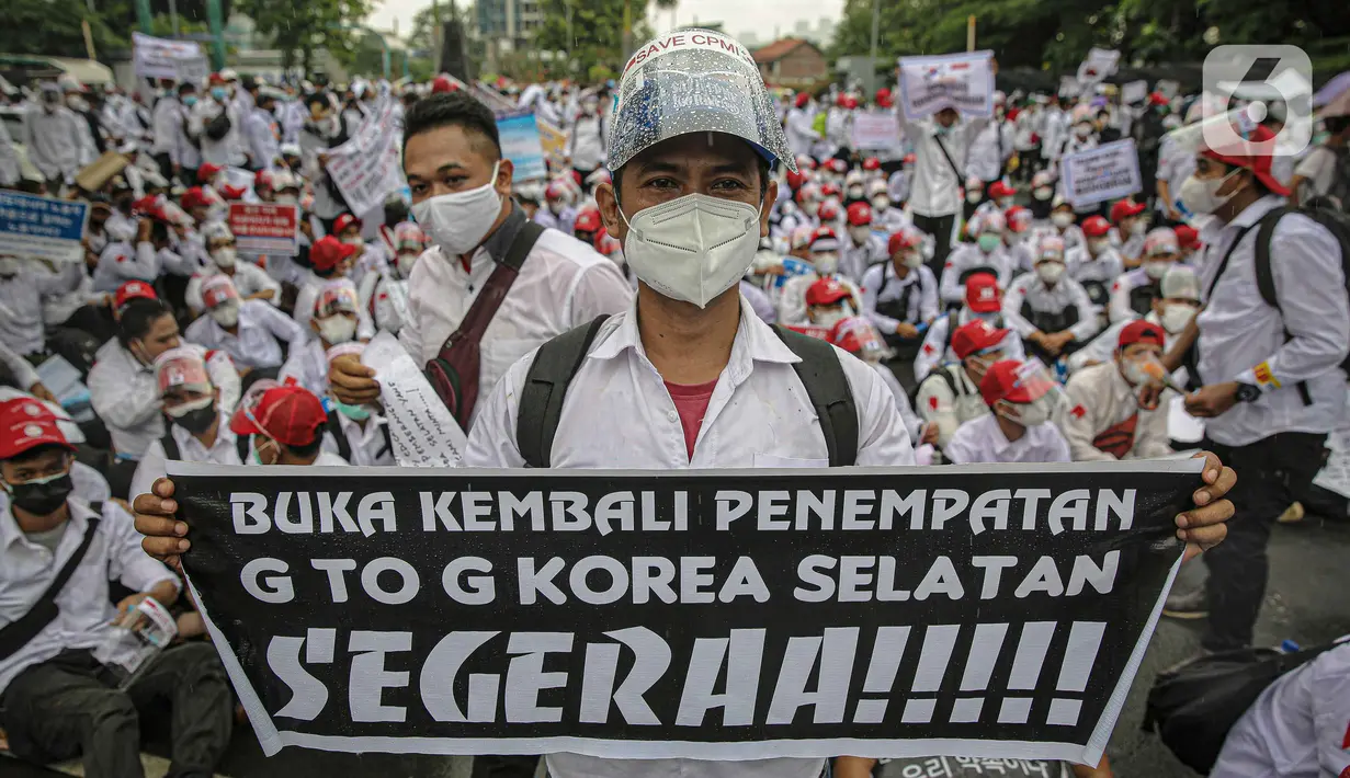 Massa calon pekerja migran Indonesia membawa poster memadati badan jalan Gatot Subroto, berunjuk rasa di depan kompleks Kemenaker, Jakarta, Senin (18/10/2021). Aksi dilakukan untuk menuntut kejelasan status penempatan mereka. (Liputan6.com/Faizal Fanani)