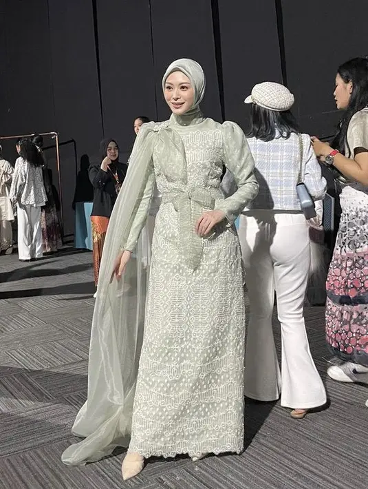 Perempuan asal Korea Selatan ini mengenakan dress hijau dengan detail bordiran dan pita organza. Warna kerudung pun disesuaikan. credit: Instagram (@xolovelyayana)