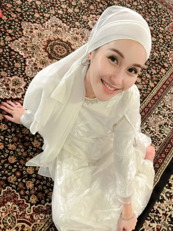 Potret Ayu Ting Ting Tampil Serba Putih Kenakan Kerudung Turban