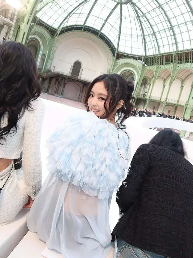 6 Gaya Jennie Blackpink dengan Sheer Bra dan Cape Dramatis di Chanel SS25 Couture Show, Akrab Bareng Kylie Jenner