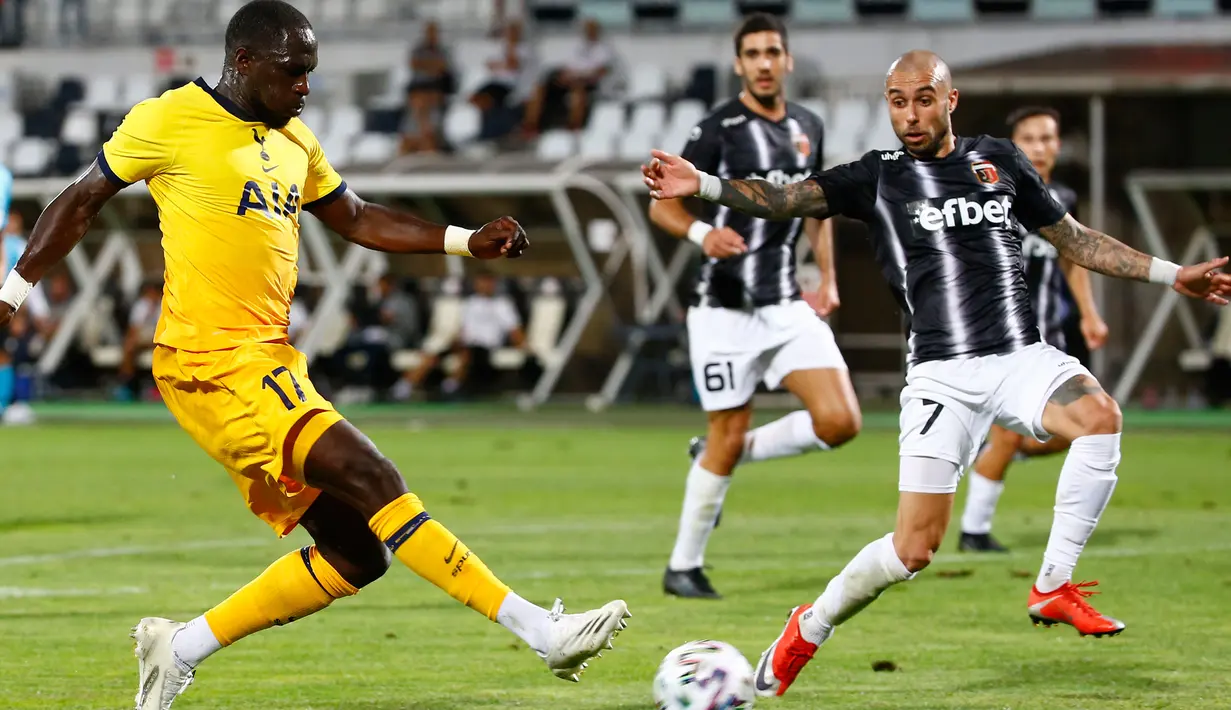 Gelandang Tottenham Hotspur, Moussa Sissoko berebut bola dengan pemain Lokomotiv Plovdiv, Momchil Tsvetanov dalam laga babak kualifikasi kedua Liga Europa 2020-2021 di Stadion Lokomotiv, Plovdiv, Kamis (17/9/2020). Tottenham susah payah kalahkan Lokomotiv Plovdiv 2-1. (AP Photo/Anton Uzunov)