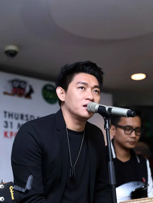 Ifan sang vokalis mengatakan bahwa albumnya ini berbeda dengan album sebelumnya. Musik berbeda dan beragam genre. (Nurwahyunan/Bintang.com)