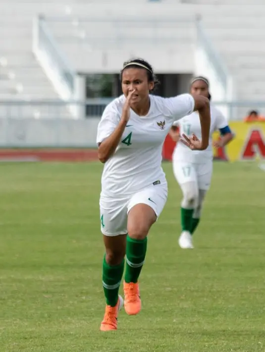 Shalika Aurelia selalu tampil totalitas di setiap pertandingan. Ia selalu memberikan 100% kemampuan terbaiknya, terlebih untuk Garuda Pertiwi. Ia selalu dipercaya isi pos pertahan oleh pelatih Timnas Putri Indonesia. (Liputan6.com/IG/@shalika.aurelia)