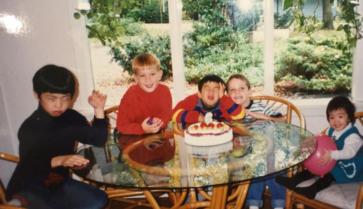 Henry Lau saat merayakan pesta ulang tahunnya yang sederhana di masa lalu. (Foto: Instagram/ henryl89)