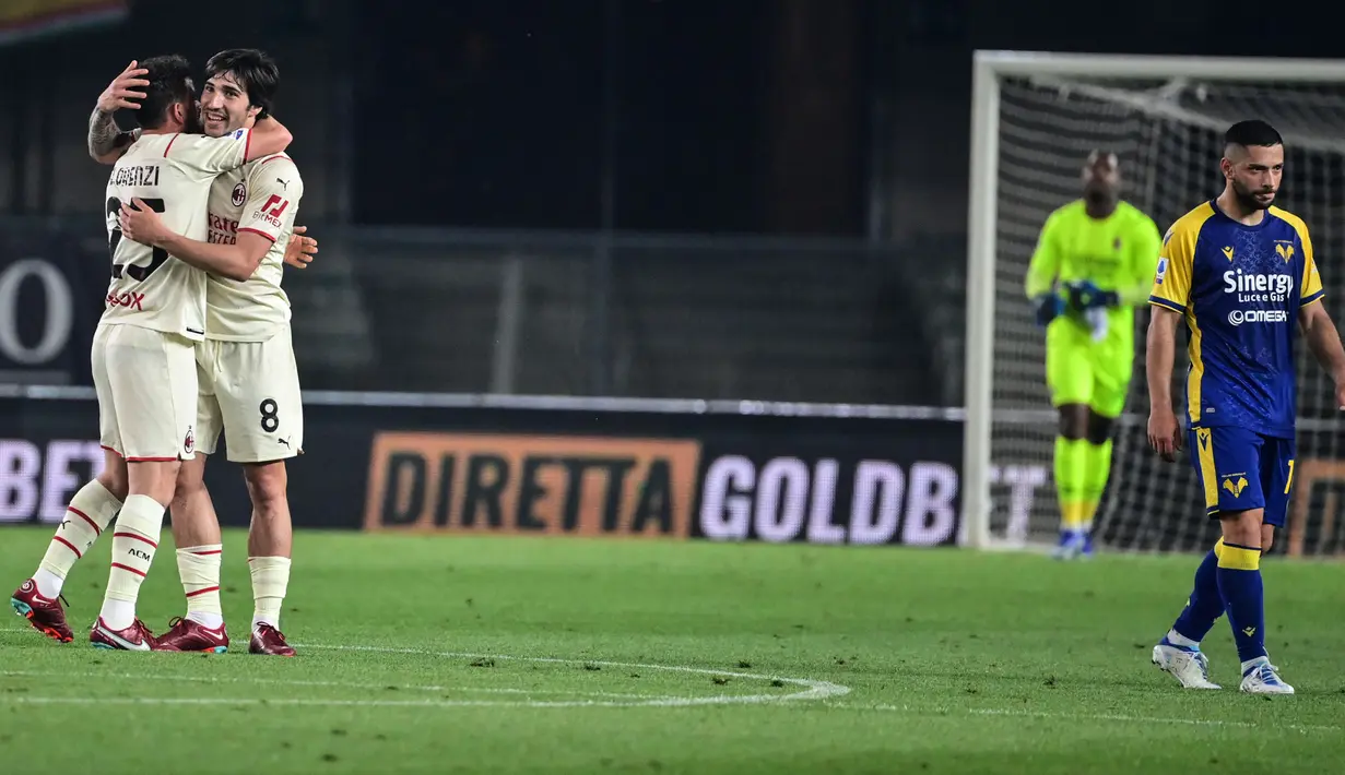 <p>Kemenangan tersebut juga membuat AC Milan berhasil mengambil alih posisi puncak klasemen Liga Italia dari sang rival sekota. Kini Rossoner mengantongi 80 poin atau terpaut dua poin dari Inter Milan. (AFP/Miguel Media)</p>