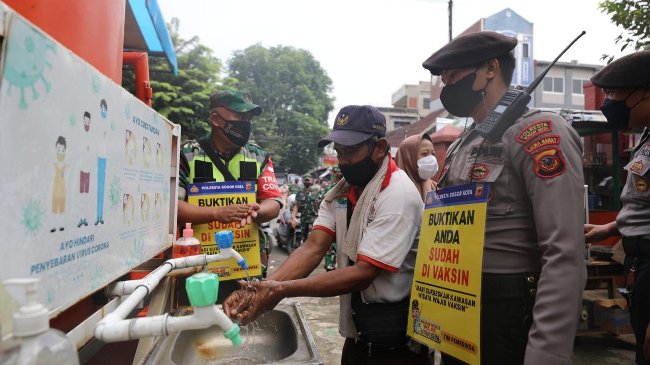 Satgas Covid-19 Kota Bogor saat gerebek vaksinasi di Pasar Anyar, Bogor