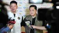Ketua NOC Indonesia, Raja Sapta Oktohari (kiri), bersama Menteri Pemuda dan Olahraga (Menpora) RI, Erick Thohir, membagikan kabar terbaru terkait Tim Indonesia di SEA Games 2025 di Rumah Indonesia, Bangkok, pada Senin (15/12/2025) malam WIB. (Bola.com/Bagaskara Lazuardi)
