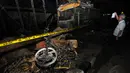 Restoran Bakmi Gondangdia di Jalan RP Soeroso, Gondangdia, Jakarta Pusat, terbakar Kamis (4/12/2014) malam. Dua sepeda motor hangus akibat kebakaran yang disebabkan kebocoran tabung gas. (Liputan6.com/Helmi Fithriansyah)