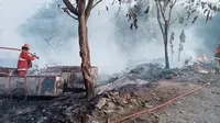 Proses pemadaman api oleh petugas Damkar Kota Bekasi di lapak pemulung TPST Bantargebang yang terbakar, Sabtu (19/8/2023) sore (Liputan6.com/Bam Sinulingga)