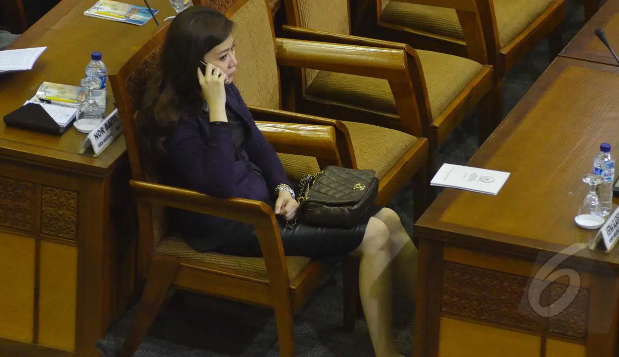 Seorang anggota dewan terlihat sedang menelepon saat menghadiri sidang paripurna pembukaan reses, Jakarta, Senin (23/3/2015). Sekitar 255 anggota dewan tak hadir dalam sidang pembukaan reses tersebut. (Liputan6.com/Faisal R Syam)