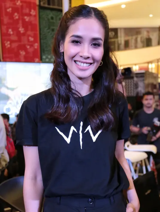 "Saya di sini perannya sebagai Bidadari Angin Timur. Karakter yang menurut saya cukup misterius, kedatangannya juga tiba-tiba,” ujar Marsha Timothy. (Adrian Putra/Bintang.com)