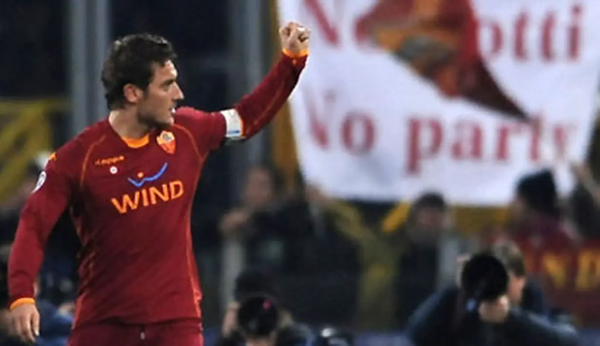 AS Roma's forward Francesco Totti celebrates after scoring against Bordeaux during their Champions league group A football match on December 9, 2008 at Olympic stadium in Rome. AFP PHOTO / FILIPPO MONTEFORTE 