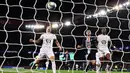 Striker PSG, Mauro Icardi, membobol gawang Lille pada laga Ligue 1 Prancis di Stadion Parc des Princes, Paris, Jumat (22/11). PSG menang 2-0 atas Lille. (AFP/Franck Fife)