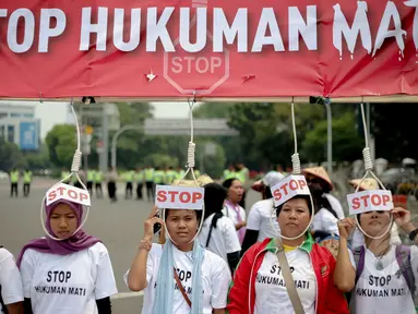 Aktivis Buruh Migrant menggelar aksi stop hukuman mati di depan Istana Merdeka, Jakarta, Jumat (1/5/2015). Aksi tersebut digelar bersamaan dengan peringatan Hari Buruh Internasional (May Day). (Liputan6.com/Faizal Fanani)