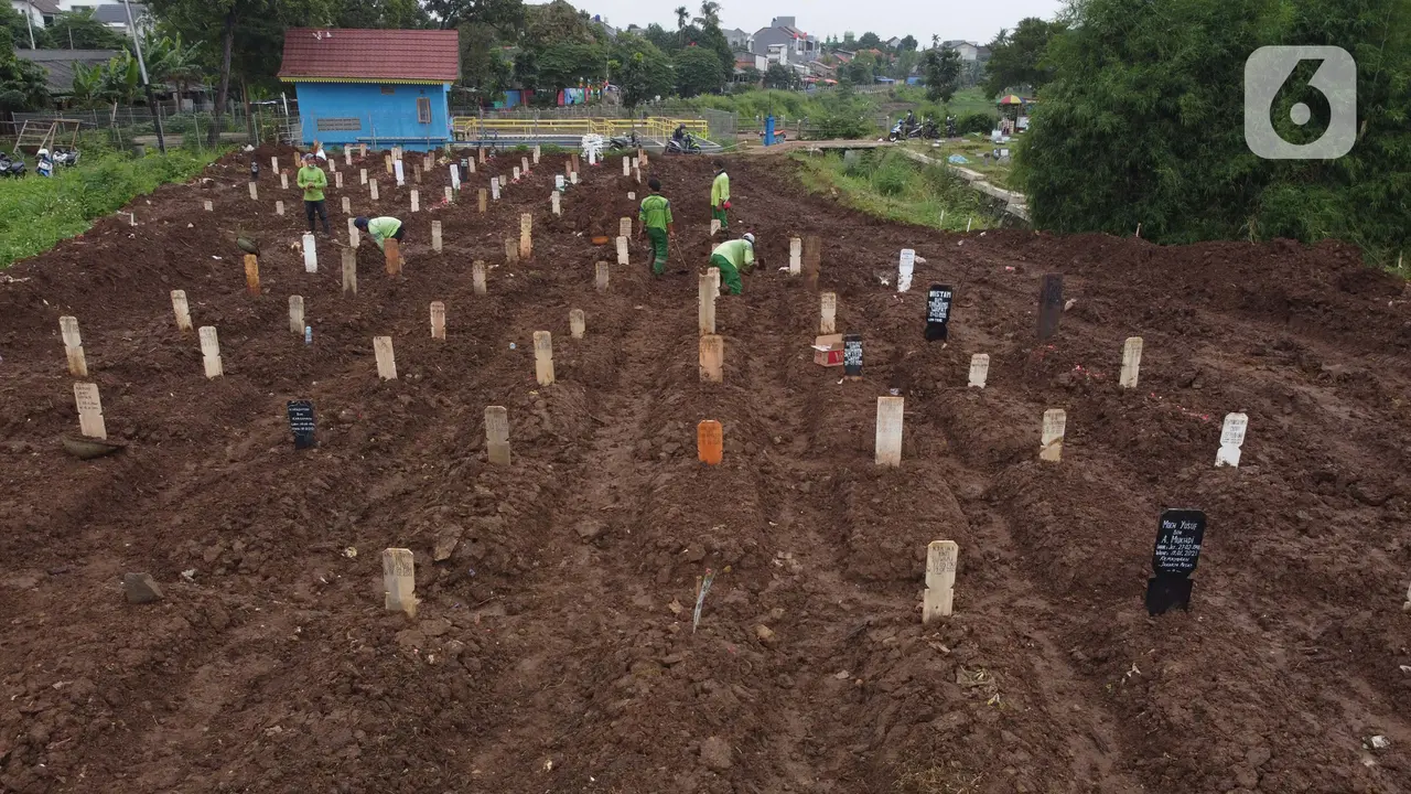 FOTO: Lokasi Pemakaman dengan Protokol COVID-19 di TPU Srengseng Sawah Hampir Penuh