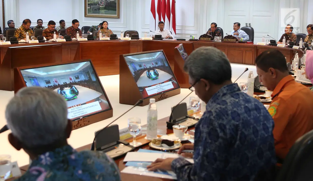 Presiden Joko Widodo atau Jokowi didampingi Wapres Jusuf Kalla memimpin rapat terbatas di Istana, Jakarta, Selasa (2/10). Rapat terbatas membahas penanganan korban gempa di Sulawesi Tengah. (Liputan6.com/Angga Yuniar)