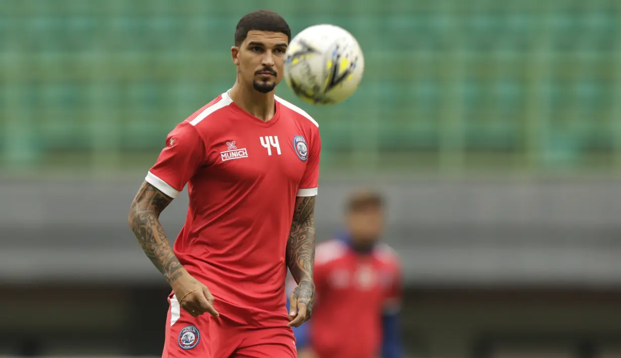 Pemain Arema FC, Arthur Cunha, mengontrol bola saat latihan di Stadion Patriot, Bekasi, Jumat (29/3). Latihan ini persiapan jelang perempat final Piala Presiden 2019 melawan Bhayangkara FC. (Bola.com/Vitalis Yogi Trisna)