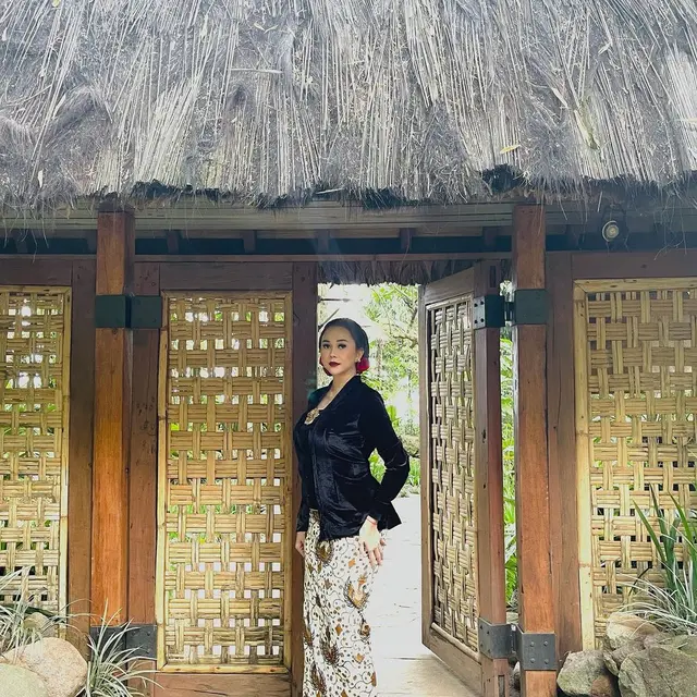 7 Pesona Aura Kasih saat Pakai Kebaya, Anggun Banget