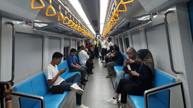 Interior kereta api ringan atau light rail trainset (LRT) Palembang, Sumatera Selatan resmi beroperasi secara komersial mulai hari ini,  Rabu (1/8/2018).  (Nurseffi/Liputan6.com)