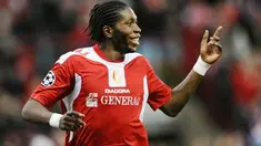 Selebrasi gol striker Standard de Liege Dieumerci Mbokani di laga penyisihan Grup H Liga Champions melawan Olympiacos FC di Liege, 4 November 2009. AFP PHOTO / JOHN THYS 