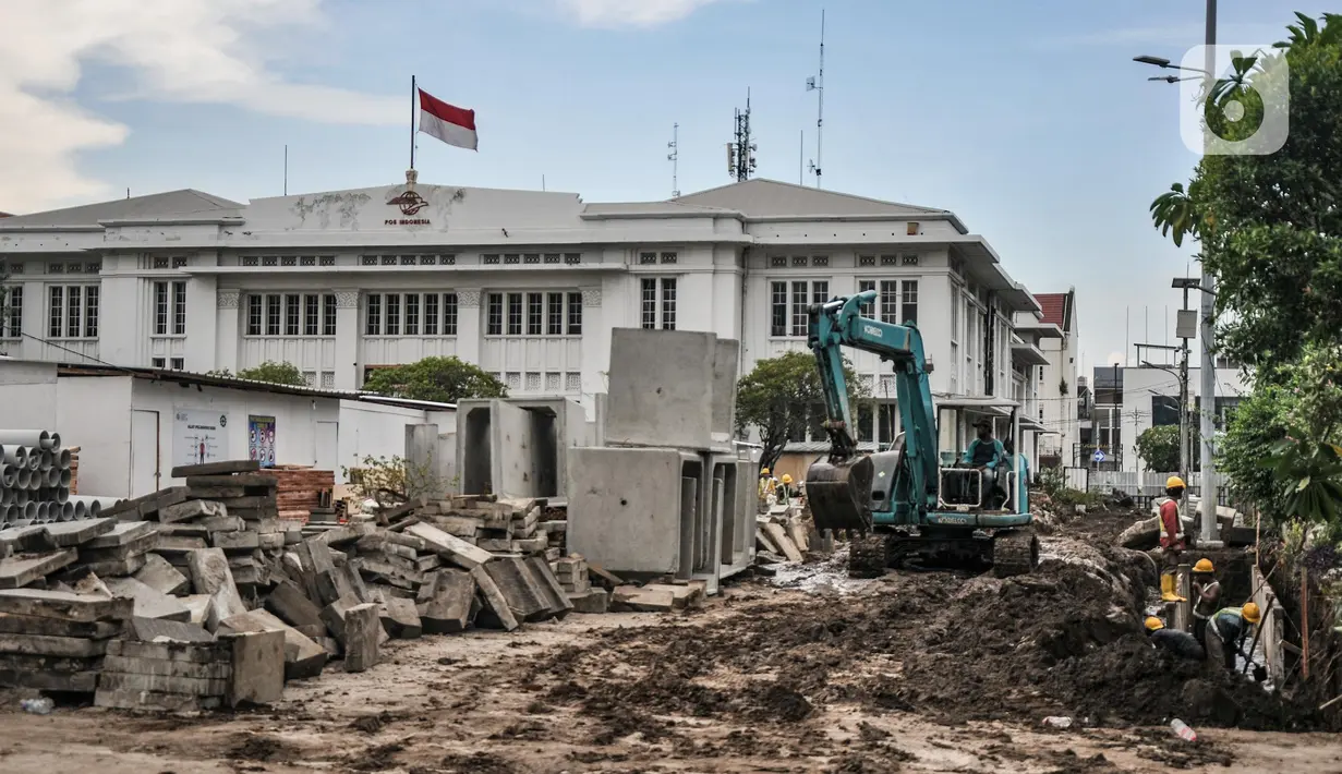 Aktivitas pekerja menyelesaikan proyek revitalisasi fasilitas pejalan kaki atau pedestrian kawasan Kota Tua, Jakarta, Minggu (27/3/2022). Jalur pedestrian itu akan diubah menjadi plaza pedestrian yang lebar sebagai bagian dari penataan kawasan Kota Tua yang rendah emisi (merdeka.com/Iqbal S Nugroho)