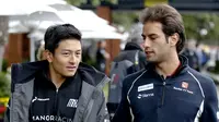 Pebalap Manor Racing, Rio Haryanto (kiri) tengah berbincang dengan pebalap Sauber, Felipe Nasr. Nasib Rio di ajang F1 masih menjadi tanda tanya. (EPA/Diego Azubel)