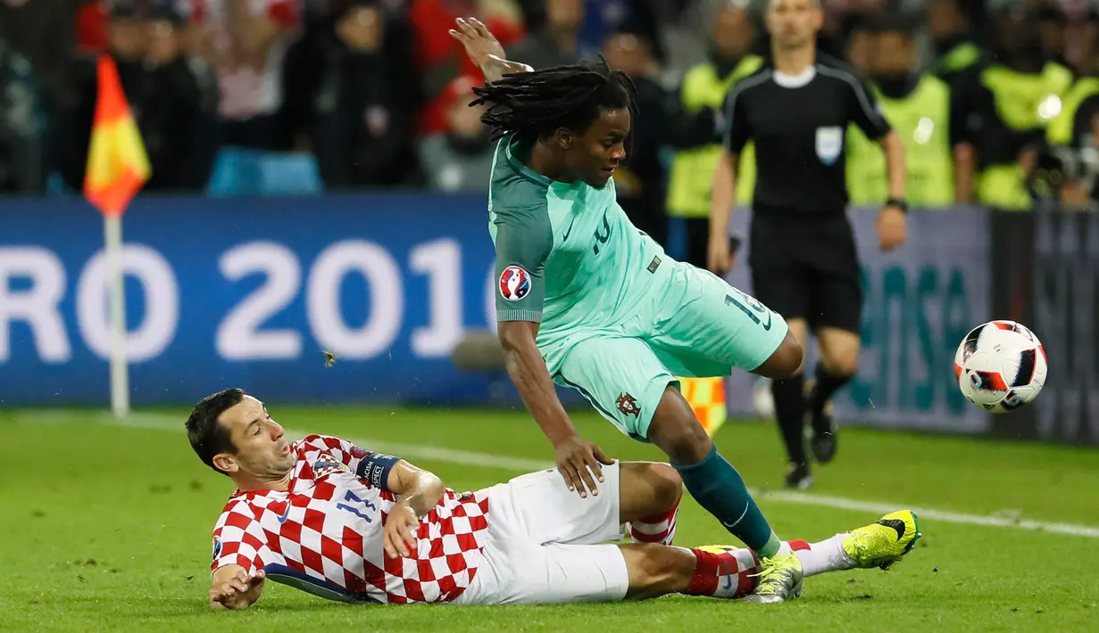 Bek Kroasia, Darijo Srna saat menghadang laju pemain Portugal Renato Sanches  pada pertandingan babak 16 besar piala Eropa 2016 di  Stade Bollaert, Lens , Prancis, (26/6). Portugal tumbangkan Kroasia dengan skor tipis 1-0. (REUTERS / Gonzalo Fuentes)