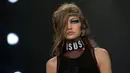  Supermodel Gigi Hadid saat mengenakan busana brand Versus Versace di atas panggung London Fashion Week di Inggris, (18/2). Gigi Hadid tampil mempesona dengan gaya urakannya. (AFP PHOTO / Daniel LEAL-OLIVAS)
