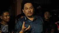 Pengacara Farhat Abbas saat menjawab pertanyaan pers di Kalijodo, Jakarta Utara, Selasa (16/2). Farhat menyampaikan kepada warga bahwa ia mempunyai solusi untuk persoalan Kalijodo. (Liputan6.com/Gempur M Surya)