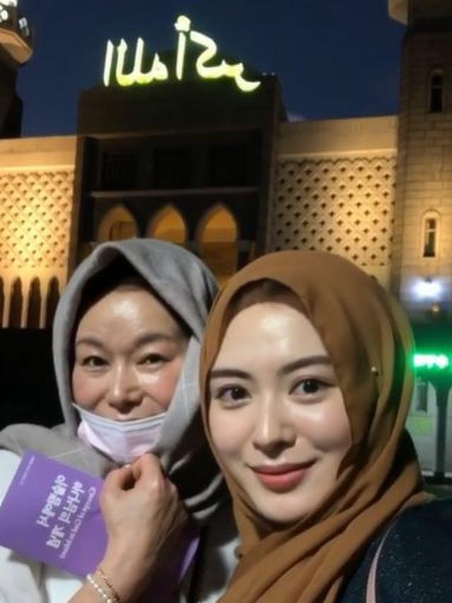 Berkunjung Pertama Kali, Ini 6 Momen Ayana Moon Ajak Ibunda ke Masjid