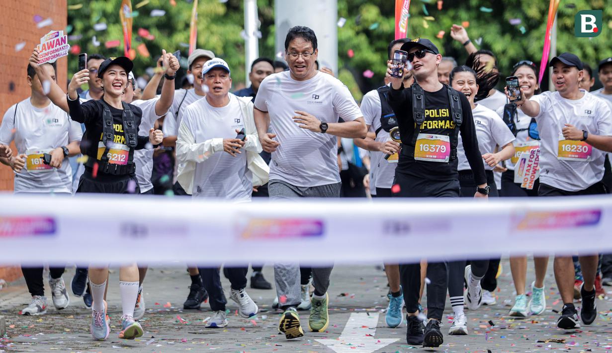<p>Menteri Keuangan, Purbaya Yudhi Sadewa berlari menjelang garis finis dalam ajang Run for Journalism 2025 yang berlangsung di Unika Atma Jaya, Jakarta, Minggu (16/11/2025). (Bola.com/Bagaskara Lazuardi)</p>