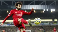 Penyerang Liverpool, Mohamed Salah, menendang bola saat melawan Norwich City pada laga Premier League di Stadion Carrow Road Minggu (16/2/2020). Liverpool menang 1-0 atas Norwich City. (AP/Frank Augstein)