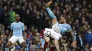 Bek Manchester City, Nicolas Otamendi, berebut bola dengan gelandang Burnley, Ashley Barnes, pada laga Premier League di Stadion Etihad, Manchester, Sabtu (21/10/2017). City menang 3-0 atas Burnley. (AP/Martin Rickett)