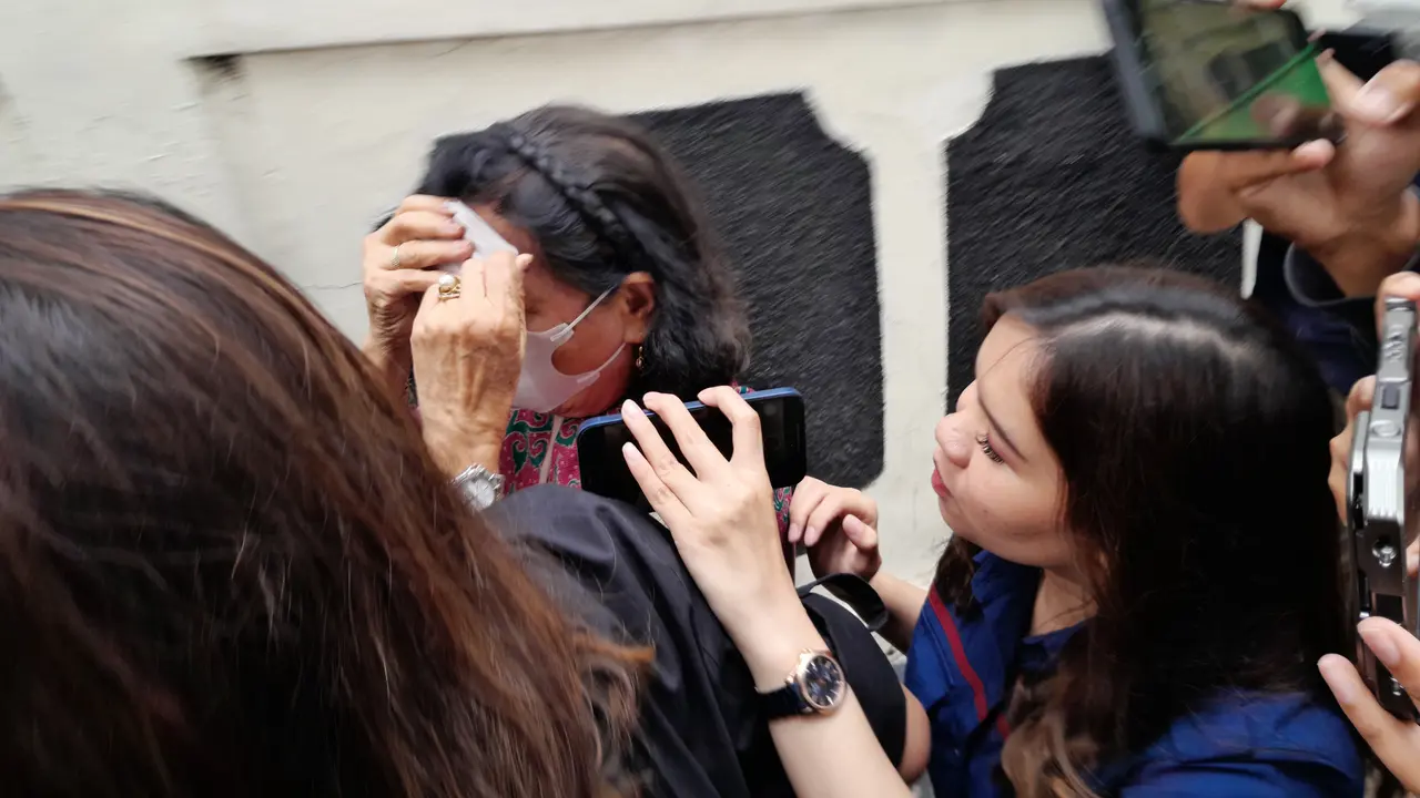 Seorang Wanita menangis usai Ferdy Sambo dituntut penjara seumur hidup