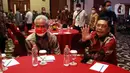 Ketua DPP PDIP Utut Adianto (kanan) bersama Gubernur Jawa Tengah yang juga kader PDIP Ganjar Pranowo memberikan isyarat saat menghadiri acara Anugerah Keterbukaan Informasi Publik Tahun 2022 di Tangerang, Banten, Rabu (14/12/2022). Partai Demokrasi Indonesia Perjuangan (PDIP) kembali berhasil meraih penghargaan Anugerah Keterbukaan Informasi Publik Tahun 2022 dari Komisi Informasi Pusat (KIP) RI yang diwakili oleh Ketua DPP PDIP Utut Adianto. (Liputan6.com/Johan Tallo)