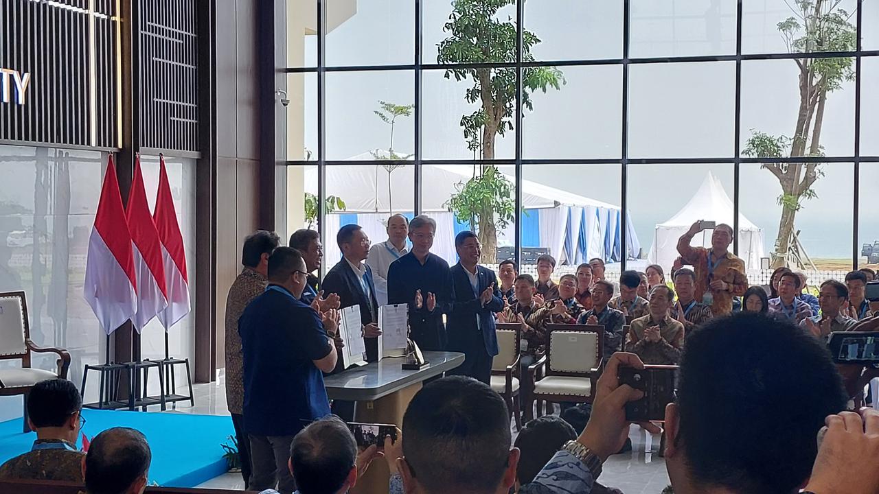 Penandatanganan Nota Kesepahaman (MoU) antara KITB dengan China State Construction Engineering Corporation (CSCEC) dalam rangka memperkuat implementasi program Two Countries Twin Park (TCTP). (Foto: Liputan6.com/Arief RH)