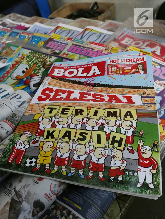 Penampakan tabloid Bola di Terminal Kampung Melayu, Jakarta, Jumat (26/10). "Selesai" dan "Terima Kasih" menjadi cover edisi terakhir yang dibanderol Rp 9.500 itu. (Merdeka.com/Imam Buhori)