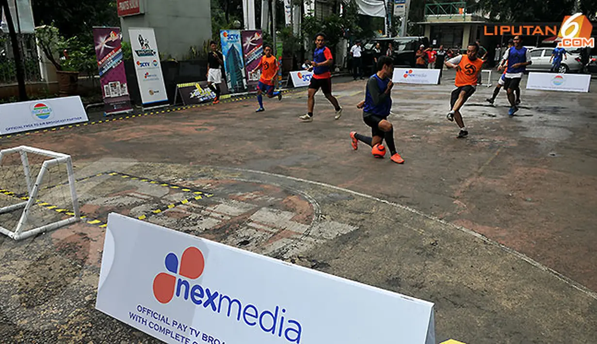 Aksi kocak dua peserta saat pertandingan 3 on 3 Futsal Challenge Road to BPL di Universitas Sahid, Jakarta. (Liputan6.com/Abdul Aziz Prastowo)